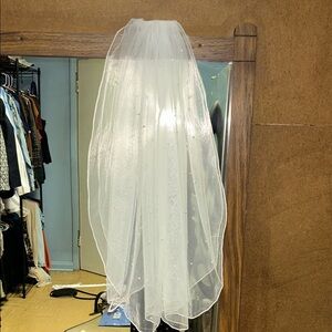 Elegant White Bridal Veil With Pearl Accents